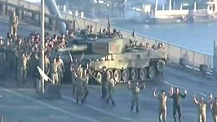 Сто полковници произведени в генерали, 66 хиляди уволнени в Турция