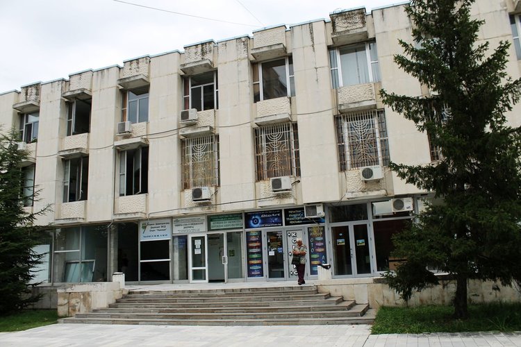 Обявиха свободно място за преподавател по химия и биология