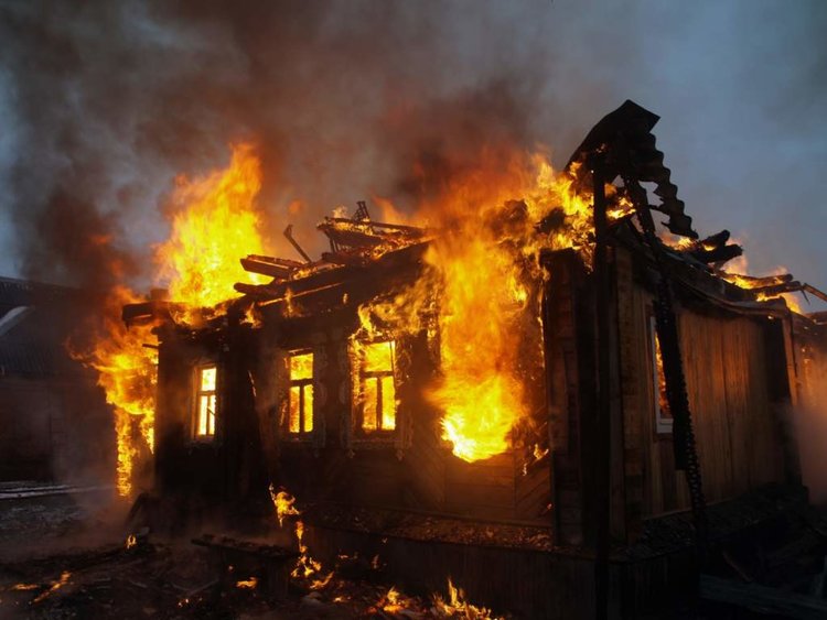 Пожар остави възрастен мъж без дом 