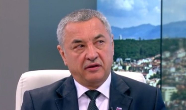 Каналите за бежанци у нас са малко
