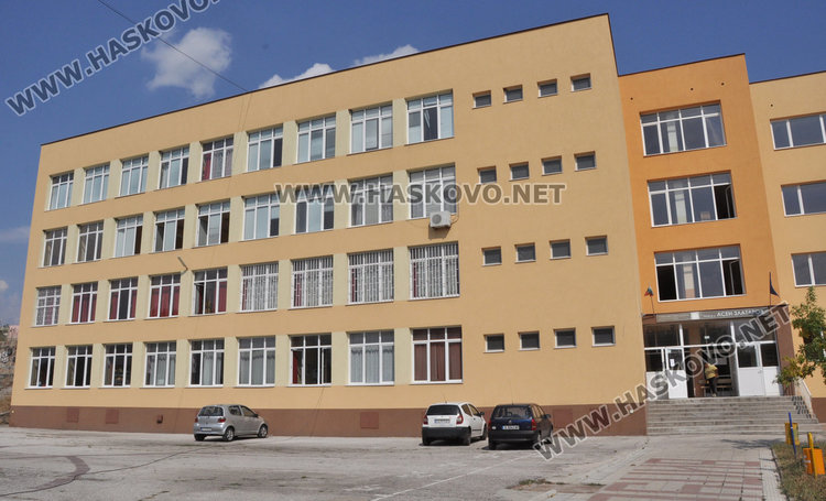 Без GSM в час в Езиковата, опасват гимназията с камери