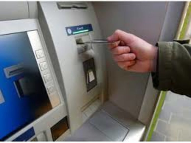 Крадци копират картата ви, докато влизате към банкомата