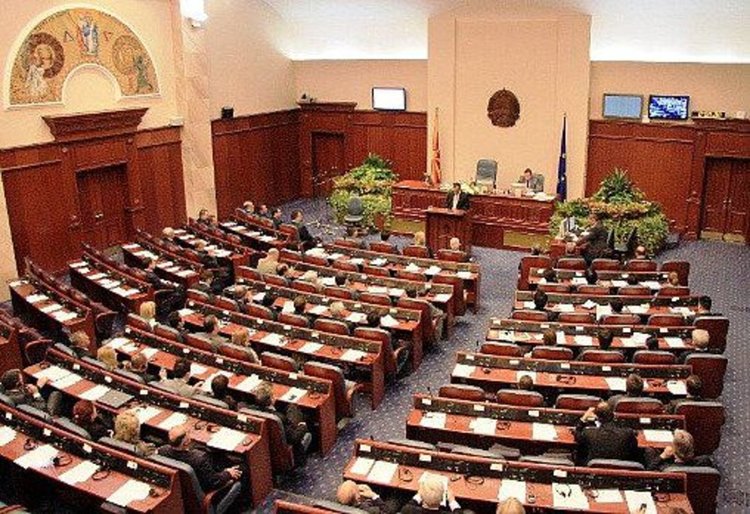 Македонският парламент се разпусна, предсрочни избори през декември