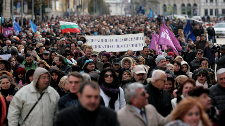 Хиляди обезверени учени протестират за достойно заплащане