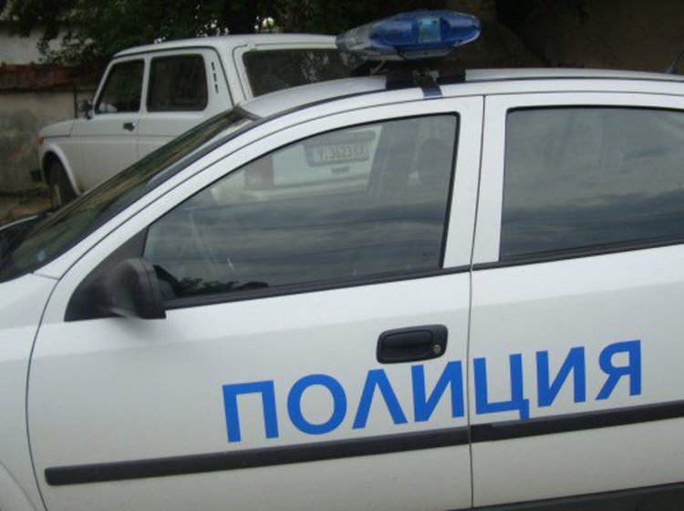 Арестуваха селски кмет, имал списъци с хора и пари в колата си