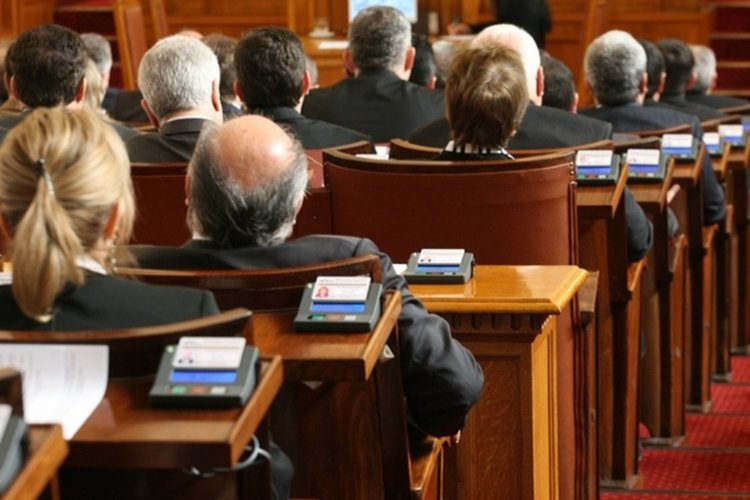 Депутати плащали по 3000 лева, за да им напишат дисертация