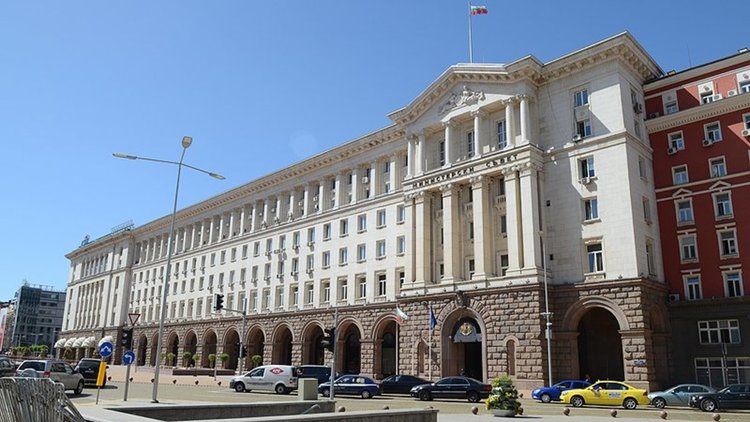Уволниха правителствен шофьор, паркирал неправилно в столичен мол