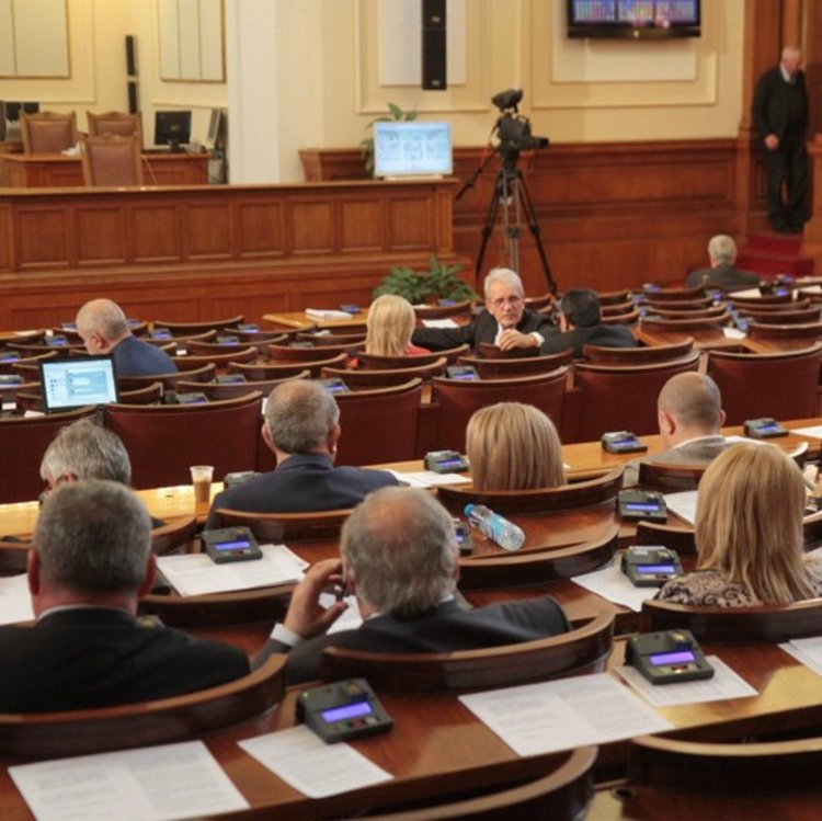 Държавни служители ще запазват постове, ако станат кметове