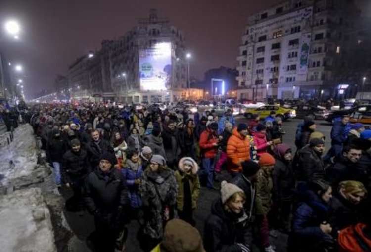 И президентът на Румъния протестира против правителството