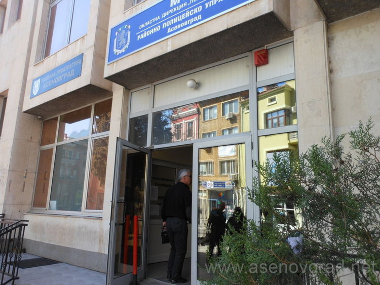 Разбиха стъклата на два Мерцедеса в Тополово