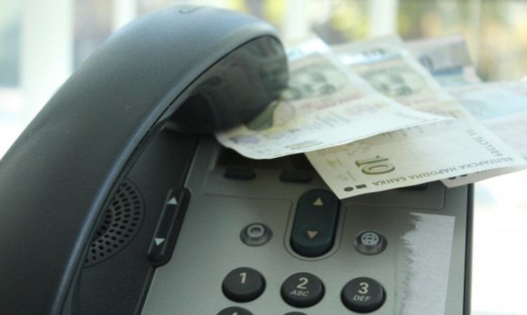 Дамата спипана за телефонни измами остава в ареста