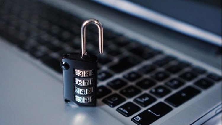 Едва половината българи сърфират безопасно в интернет