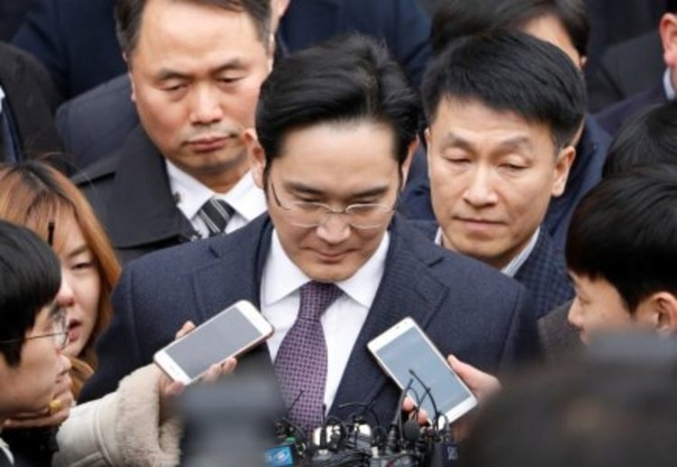 Лидерът на Samsung зад решетките