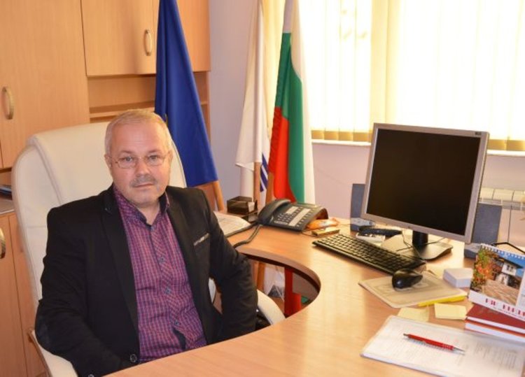 Правят рампа за инвалиди в Регионалната здравна инспекция