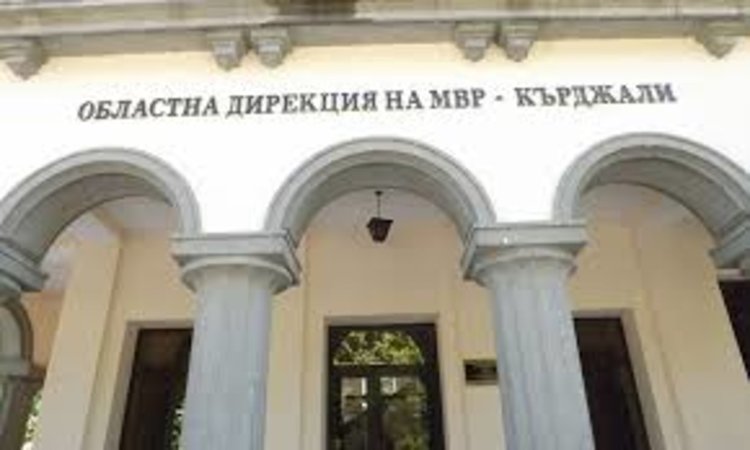 Задържаха кърджалийка в ареста,заради 6 кутии нескафе