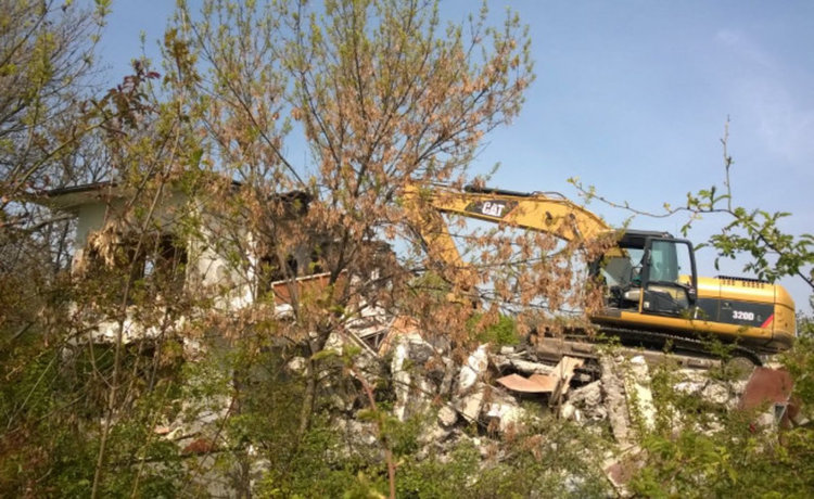 Събориха ученическа станция върху апетитен терен в Равда
