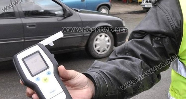 28 без книжка и 11 пияни под „стоп“ палката на КАТ, моторист се заби в кола