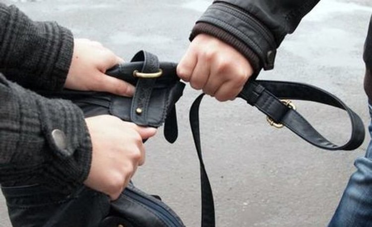 Апаш извършва грабеж,закопчават го
