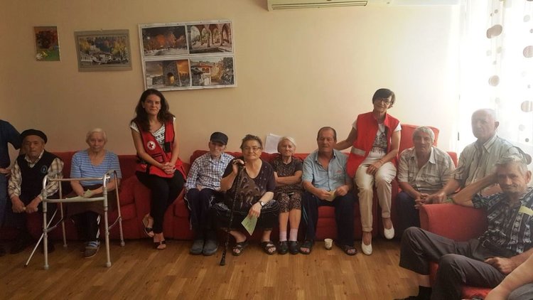И в Дома за стари хора в Крумовград получиха хранителни пакети