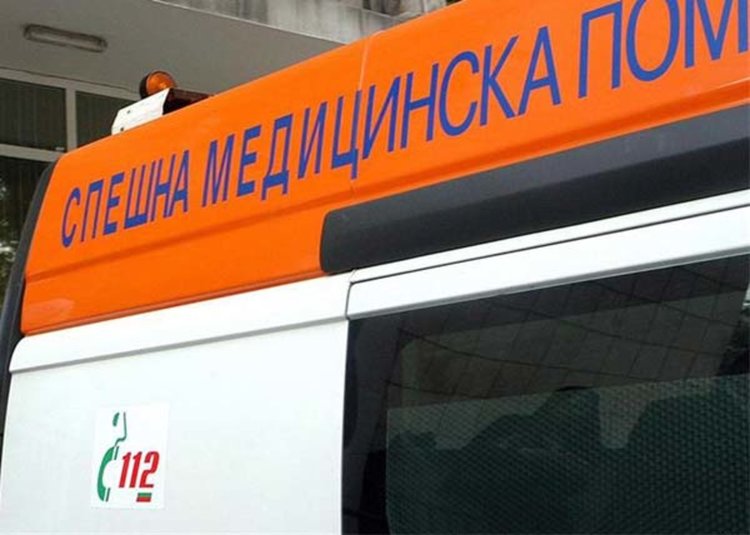 Възрастен мъж удари челно колата си в електрически стълб, двама пострадаха