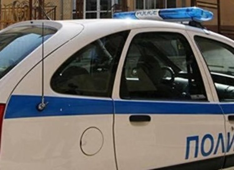 Разследват мъж, в колата му открили крадени дърва