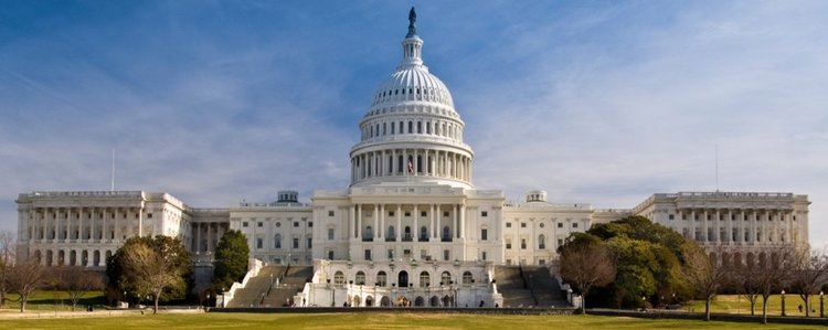 Facebook назначава 1000 души да следят политическите реклами