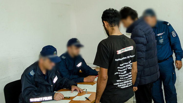 Закопчаха трима за каналджийство, спипаха 7 мигранти без документи