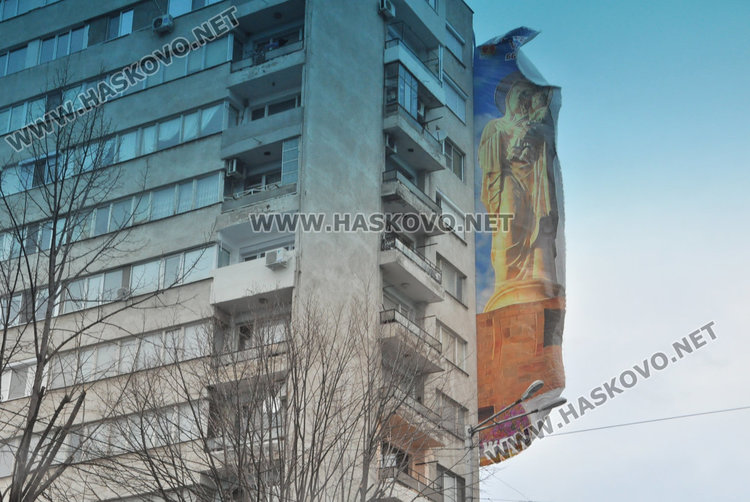 Транспарантът на Богородица се скъса, плющи на 40 м. височина над минувачите
