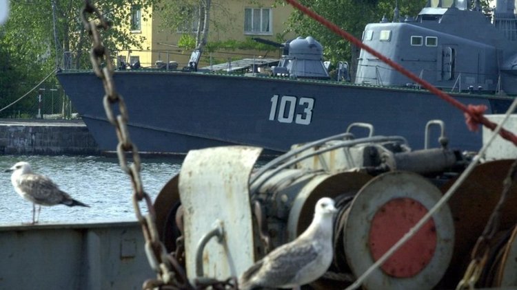 Военноморските сили търсят матроси