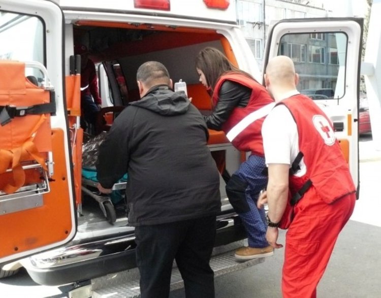 „Опел“ даде заден ход по обед , вкара жена в болницата