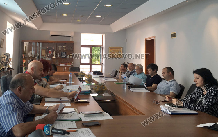 Бюджетната комисия: Да се намалят заплатите на общинските съветници