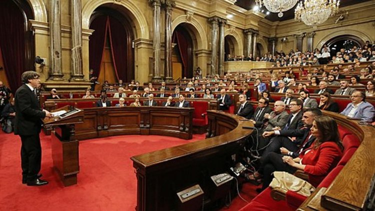 Каталунският парламент гласува за премахване на монархията в Испания