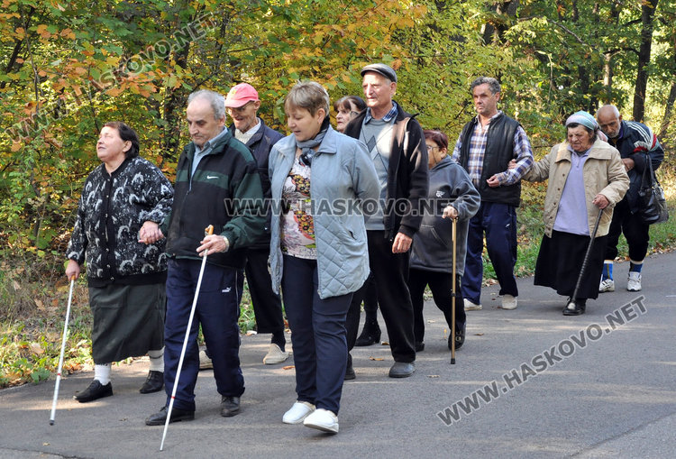 Незрящи от дома в Кенана с кратко шествие в Деня на белия бастун 