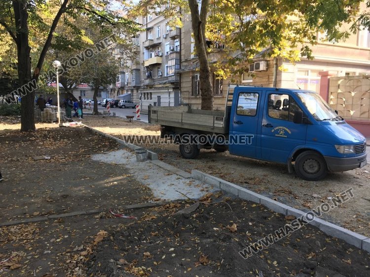 Правят нови паркоместа до бивше паркче, превърнато в паркинг