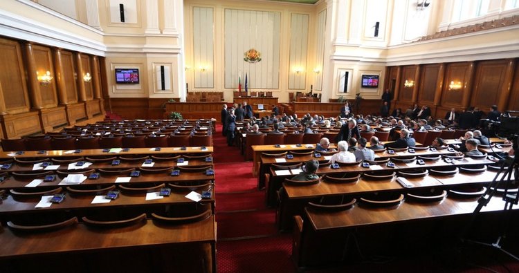 Парламентът едва събра кворум, гледат новите данъци на колите и измененията за ВЕИ