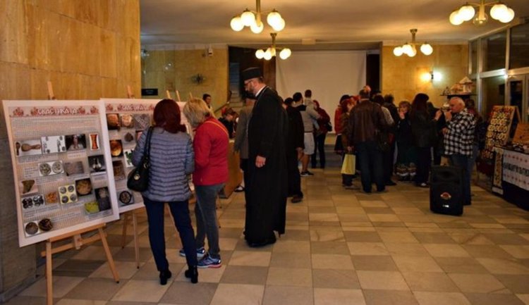 Изложба в ГБ "Паисий Хилендарски" разкрива мистичните символи в родните шевици  