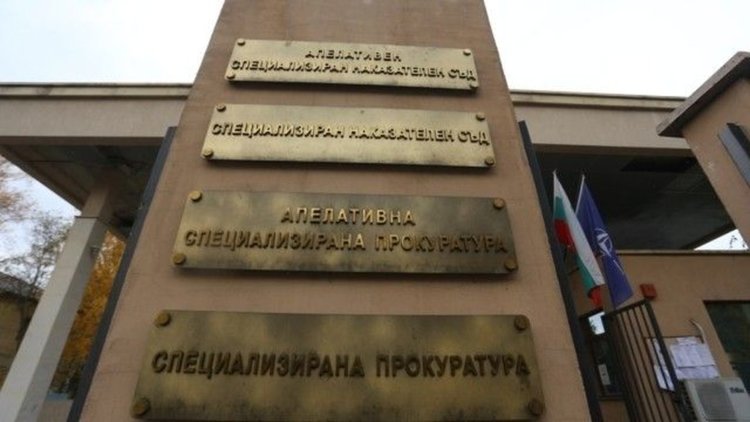 Арест за 77-годишна дилърка на наркотици