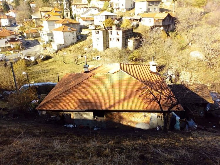 Само за две седмици изгорялата къща има нов покрив, десетки помагат на бедстващите
