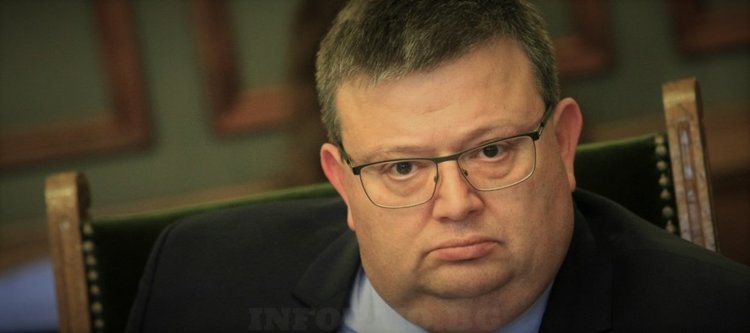 Прокуратура проверява жилището на министър Горанов