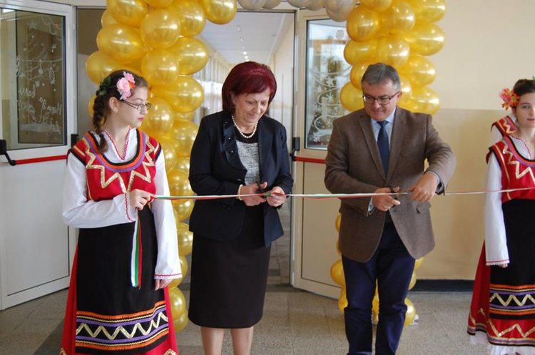 Прерязаха лентата на обновената Професионална гимназия