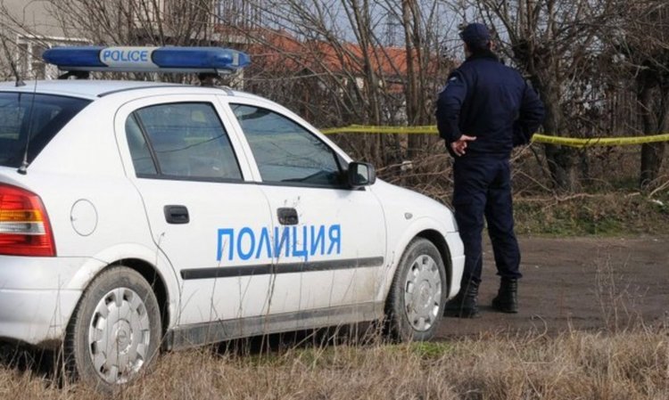 Трима младежи биха семейство с колове и им потрошиха къщата