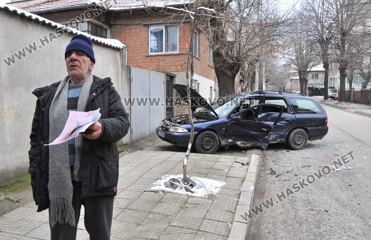 Мерцедес натресе Форд, който си влиза в гаража на „Георги Кирков“