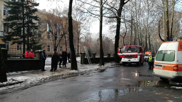 Главният секретар на МВР и директорът на ГДПБЗН наградиха огнеборци от Кърджали, гасили пожар в училищна сграда	