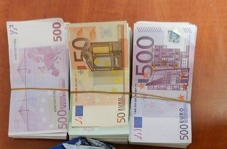 Турчин носи към България четвърт милион в кутии от бисквити