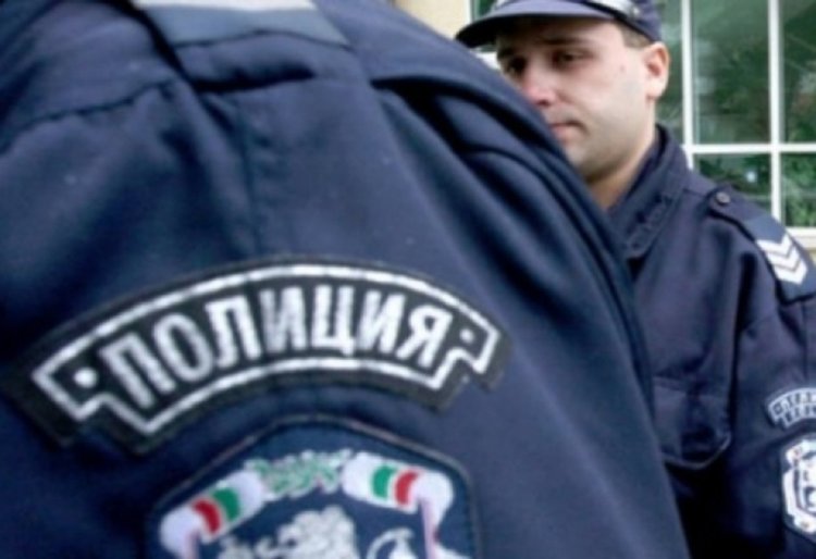 Младок нанесе телесна повреда на полицай във "Възрожденци", друг раздава юмруци в заведение