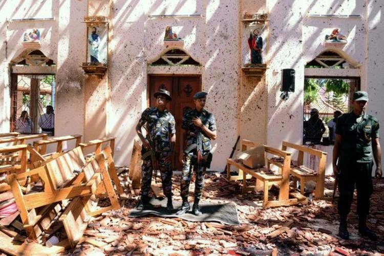 Кола бомба се взриви до една от нападнатите вчера църкви в Шри Ланка (видео)