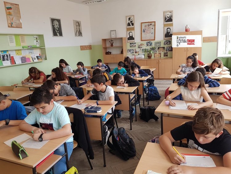 Малките алековци се включиха в кампанията „Написаното остава. Пиши правилно!“