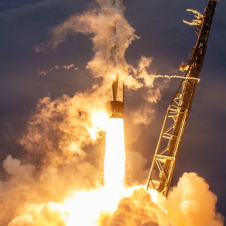 Мъск показа приземяването на Falcon 9 в мрежа в океана (видео)
