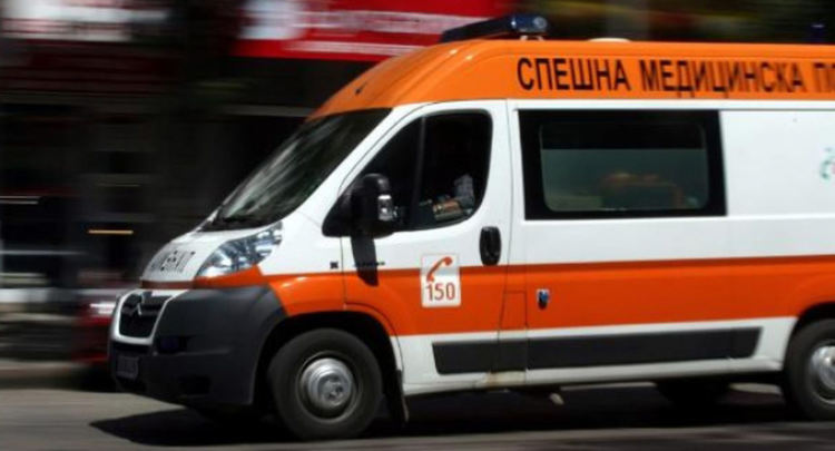 Дете бере душа в интензивното отделение на болницата след тежка катастрофа в Момчилград