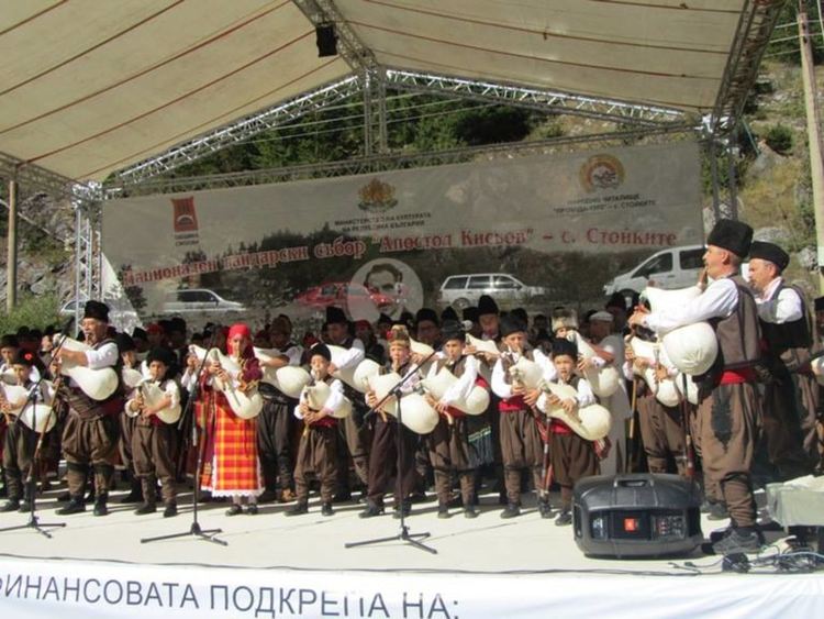 Стойките кани на Втори национален събор на гайдарите „Апостол Кисьов" на 14 и 15 септември 